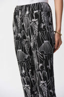 JOSEPH RIBKOFF BLACK/VANILLA CONVERSATIONAL PRINT CROP PANTS STYLE 251224